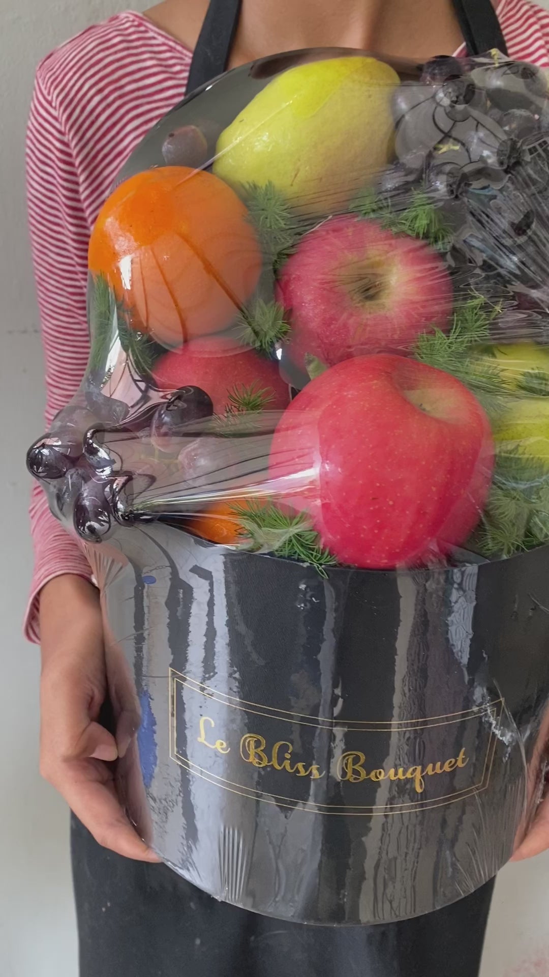 Parcel buah kekinian BloomBox dari Le Bliss Bouquet, berisi buah premium segar, tersedia untuk pengiriman cepat hari yang sama.