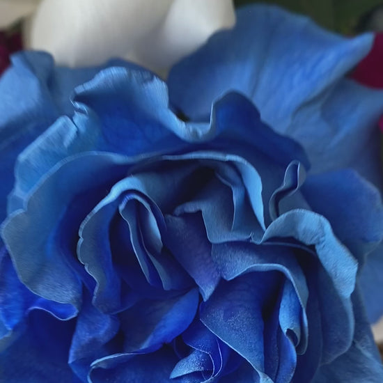 Dekorasi bunga meja warna biru segar dalam keranjang rattan elegan