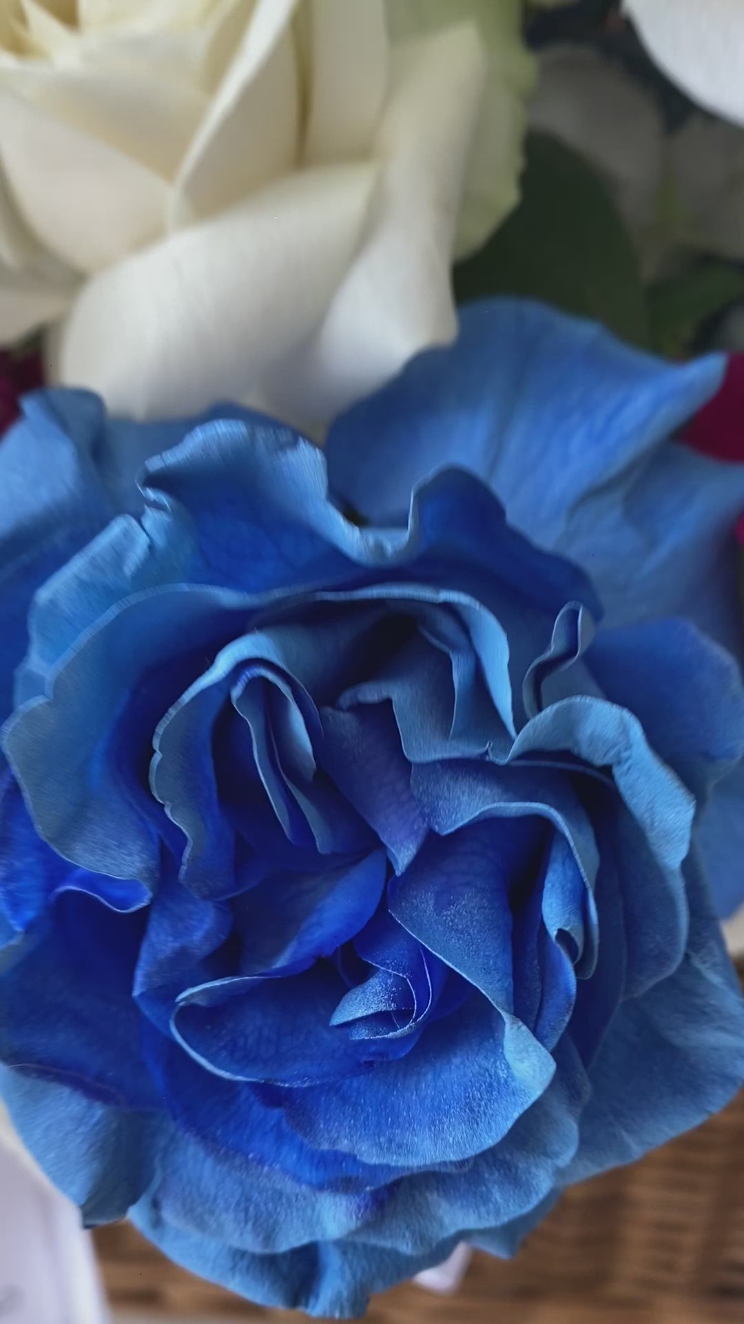 Dekorasi bunga meja warna biru segar dalam keranjang rattan elegan
