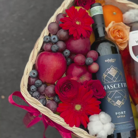 Double wine hamper dengan dua botol wine, camilan premium, dan dekorasi elegan untuk pengiriman ke Jakarta & Surabaya