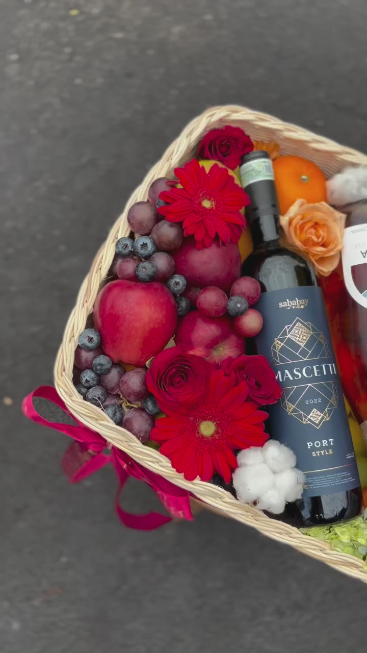 Double wine hamper dengan dua botol wine, camilan premium, dan dekorasi elegan untuk pengiriman ke Jakarta & Surabaya
