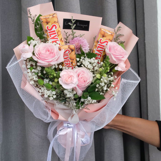 Le Bliss Bouquet’s SilverQueen Pink Rose Bouquet — elegant roses with chocolates. Best luxury florist delivery in Jakarta, Surabaya & Cirebon.