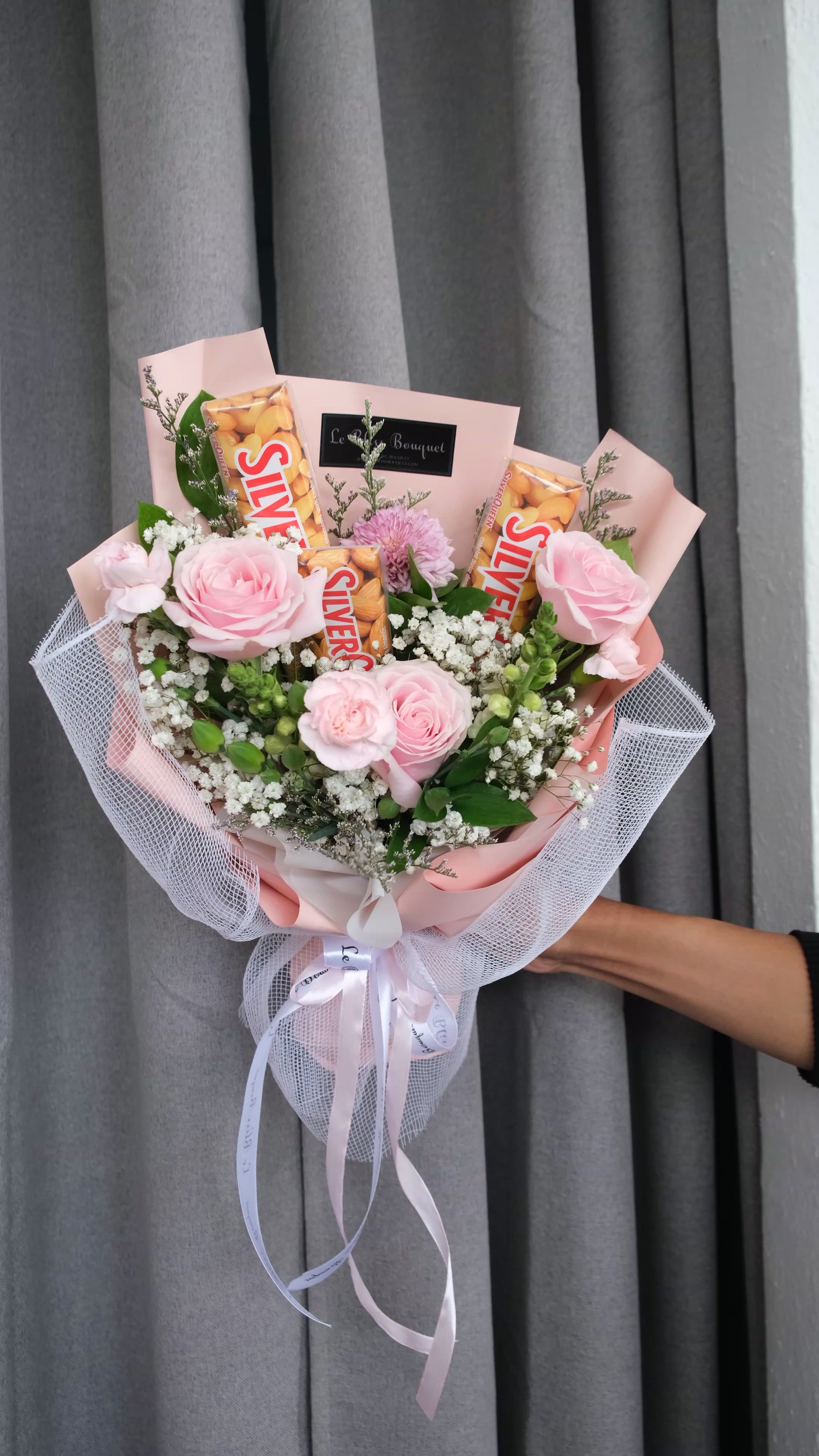 Le Bliss Bouquet’s SilverQueen Pink Rose Bouquet — elegant roses with chocolates. Best luxury florist delivery in Jakarta, Surabaya & Cirebon.