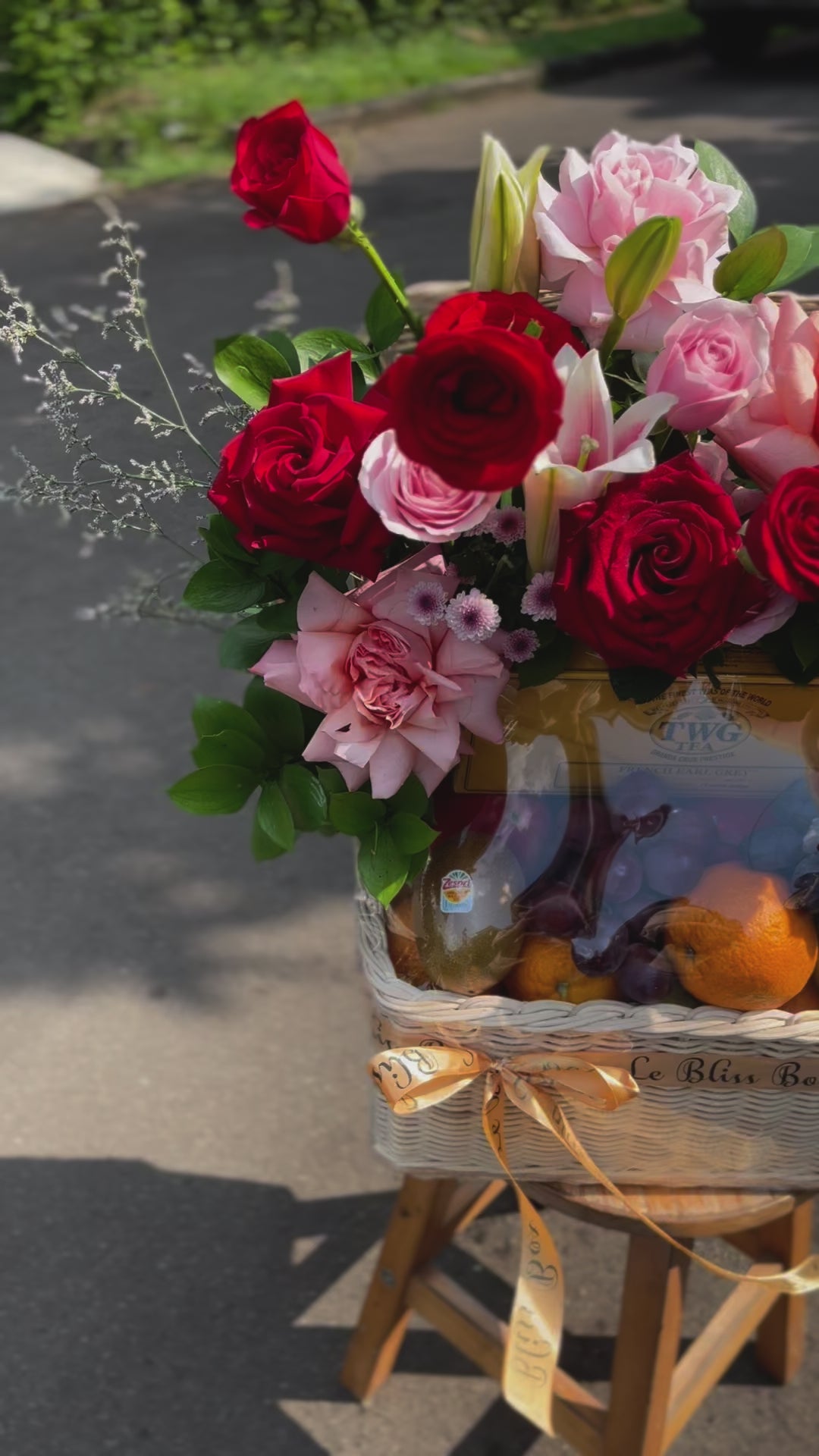 TWG Tea Hamper by Le Bliss Box, hamper two dengan kombinasi buah dan bunga segar. parcel buah surabaya