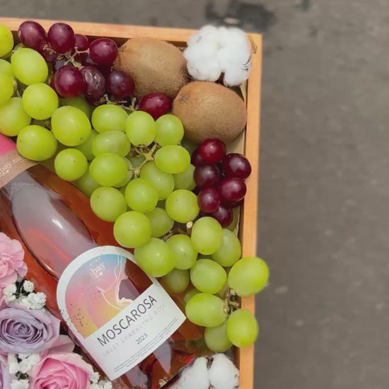 Rose Wine Pink Fruit Hamper – a luxurious wine gift set featuring premium rosé wine and fresh fruits, by Le Bliss Box. Jakarta and tangerang delivery. Indonesia