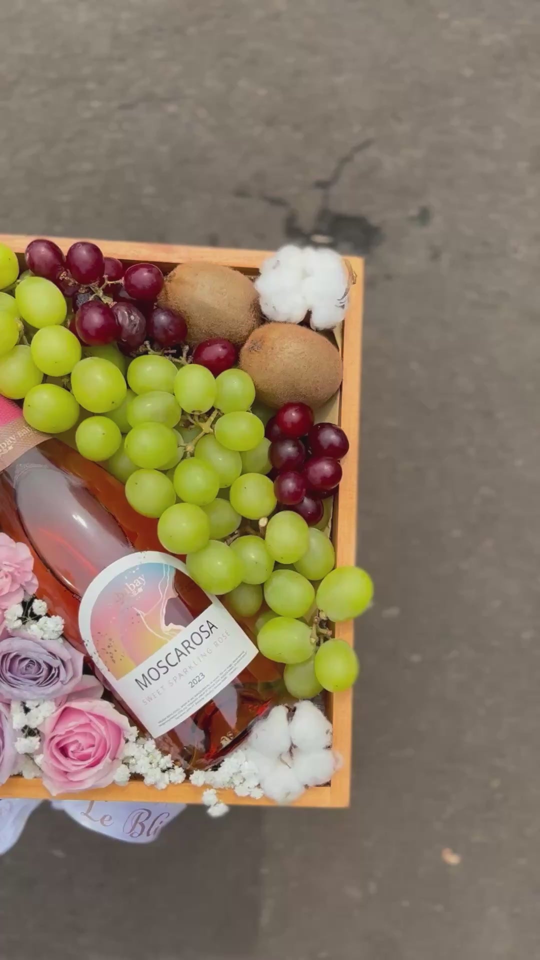 Rose Wine Pink Fruit Hamper – a luxurious wine gift set featuring premium rosé wine and fresh fruits, by Le Bliss Box. Jakarta and tangerang delivery. Indonesia
