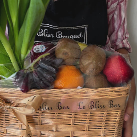 Tulip Fruit Parcel – Parcel buah premium dengan bunga tulip segar dari Le Bliss Bouquet Surabaya, cocok untuk hadiah mewah dan hampers elegan. Parcel buah surabaya, tulip surabaya delivery