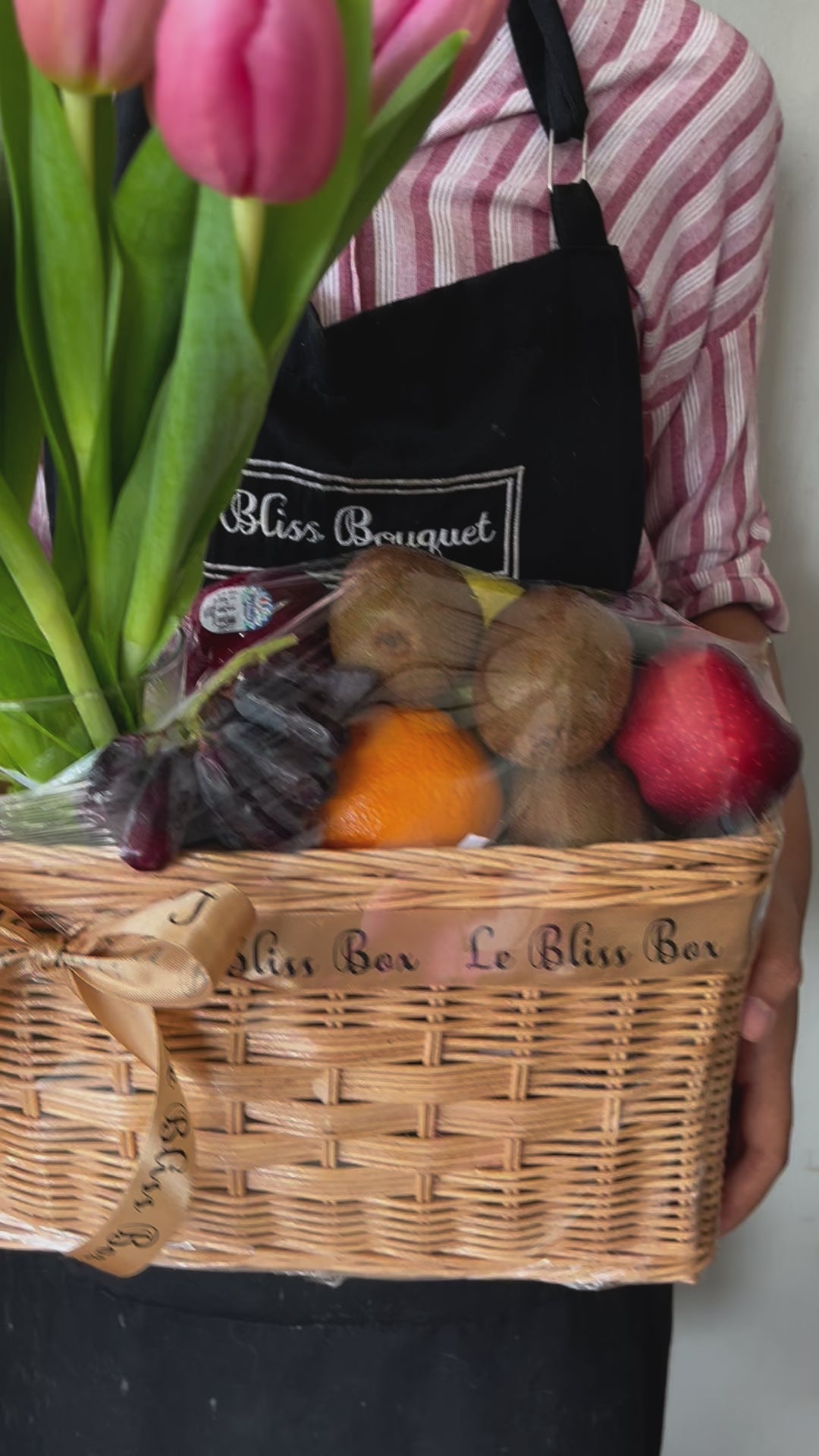 Tulip Fruit Parcel – Parcel buah premium dengan bunga tulip segar dari Le Bliss Bouquet Surabaya, cocok untuk hadiah mewah dan hampers elegan. Parcel buah surabaya, tulip surabaya delivery