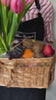 Tulip Fruit Parcel – Parcel buah premium dengan bunga tulip segar dari Le Bliss Bouquet Surabaya, cocok untuk hadiah mewah dan hampers elegan. Parcel buah surabaya, tulip surabaya delivery