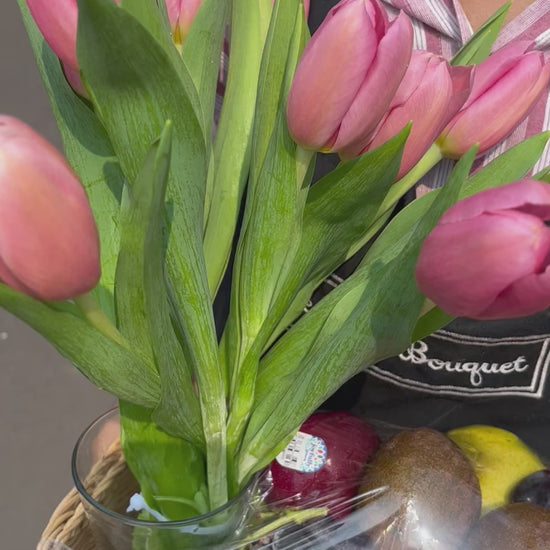 Tulip Fruit Parcel – Parcel buah premium dengan bunga tulip segar dari Le Bliss Bouquet Surabaya, cocok untuk hadiah mewah dan hampers elegan