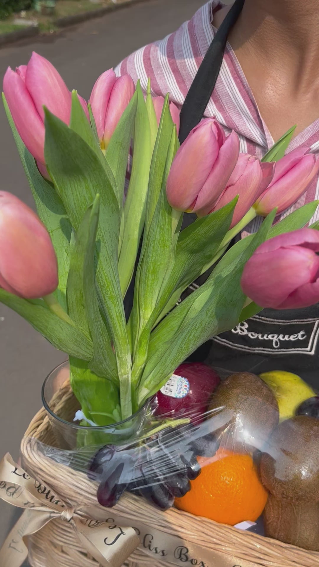 Tulip Fruit Parcel – Parcel buah premium dengan bunga tulip segar dari Le Bliss Bouquet Surabaya, cocok untuk hadiah mewah dan hampers elegan