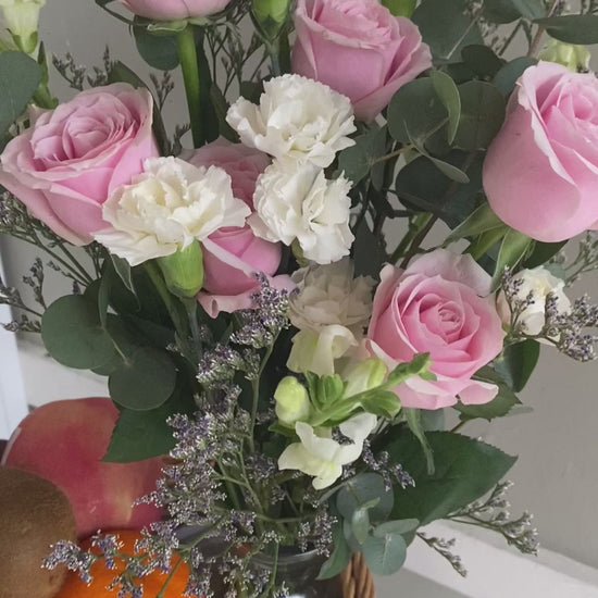 Rustic Pink Rose Fruit Parcel – Hampers buah segar dan bunga rustic pink rose dalam keranjang cantik, eksklusif dari Le Bliss Bouquet Surabaya. Parcel Buah Surabaya