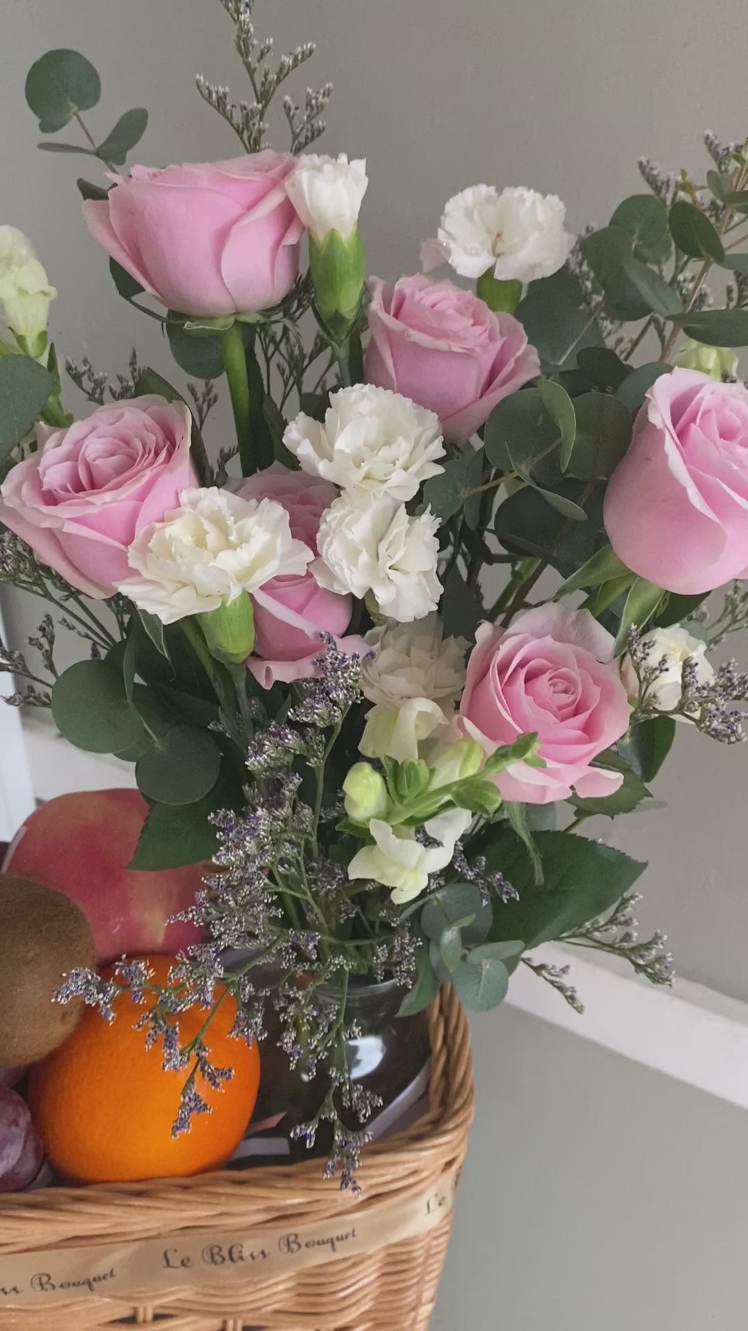 Rustic Pink Rose Fruit Parcel – Hampers buah segar dan bunga rustic pink rose dalam keranjang cantik, eksklusif dari Le Bliss Bouquet Surabaya. Parcel Buah Surabaya