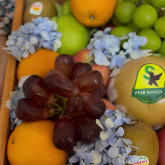 Hydrangea Wooden Fruit Box – Parcel Buah dengan Bunga Hydrangea dan Kotak Kayu Premium untuk Jakarta, Surabaya, Tangerang, dan Cirebon
