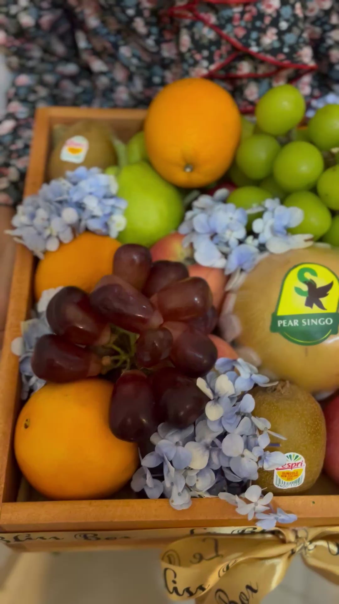 Hydrangea Wooden Fruit Box – Parcel Buah dengan Bunga Hydrangea dan Kotak Kayu Premium untuk Jakarta, Surabaya, Tangerang, dan Cirebon
