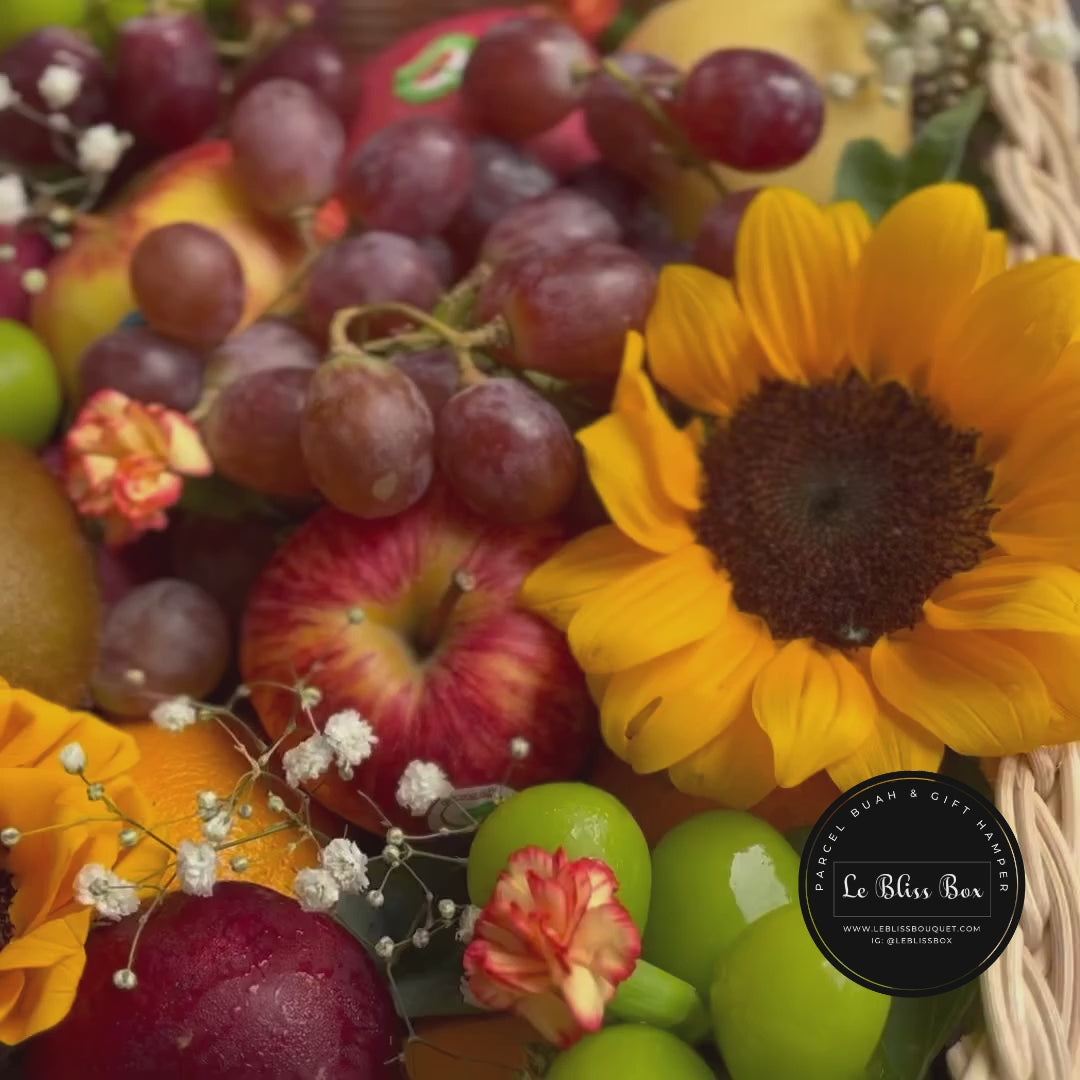 Sunflower fruit hamper with fresh tropical fruits in rattan box – Le Bliss Bouquet delivery Jakarta, Bintaro, Cirebon, Surabaya parcel buah