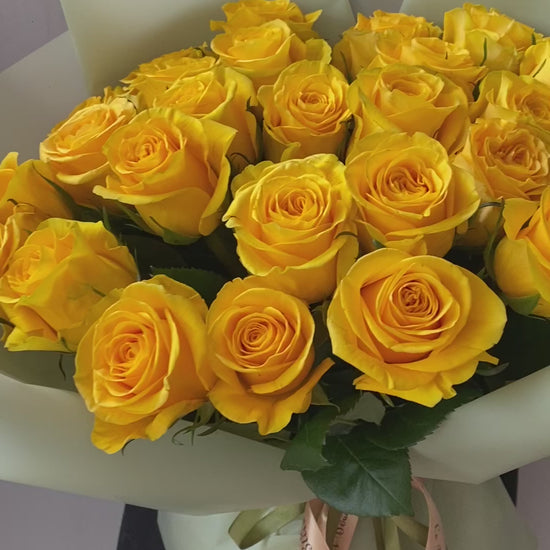 Brighton rose Ecuador mawar kuning bouquet dari le bliss bouquet pengiriman ke surabaya. florist surabaya