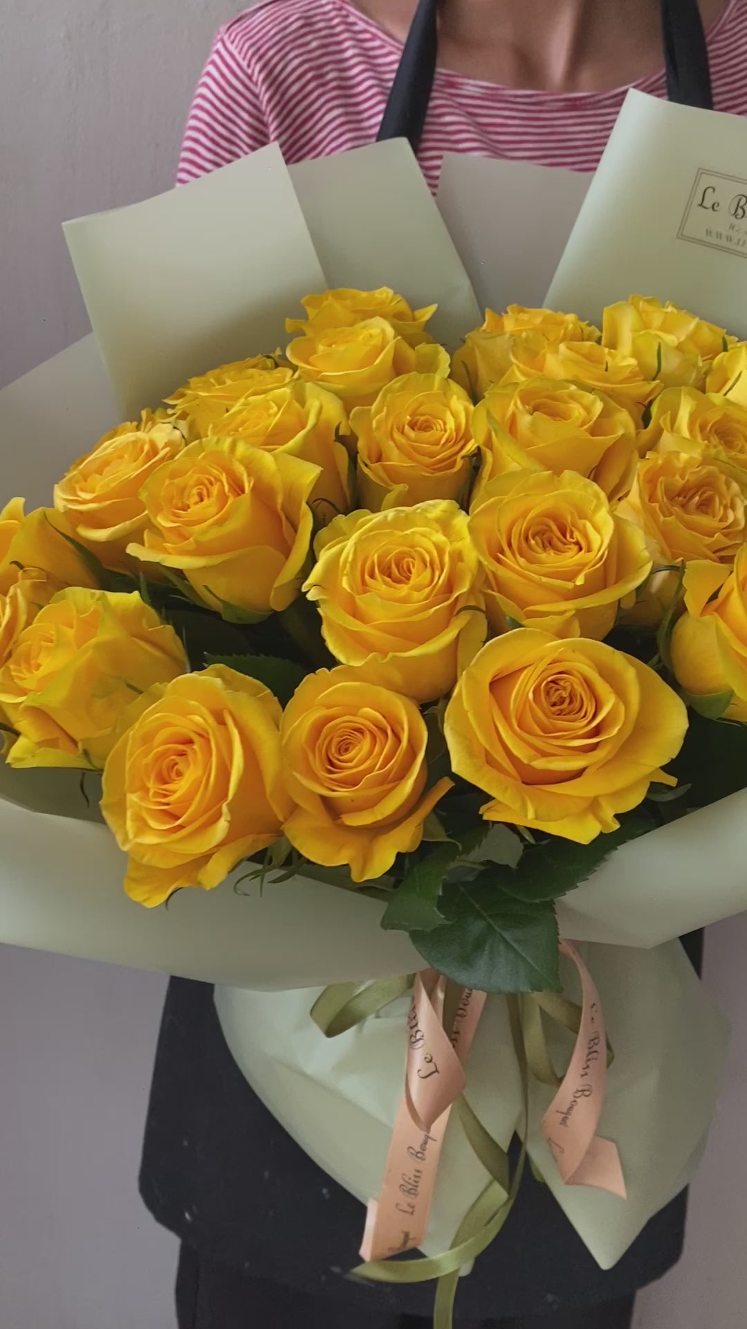 Brighton rose Ecuador mawar kuning bouquet dari le bliss bouquet pengiriman ke surabaya. florist surabaya