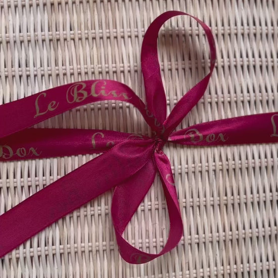 Wine hamper Jakarta elegan berisi buah segar dan wine dalam kotak rotan, cocok untuk hadiah eksklusif dengan pengiriman ke seluruh wilayah Jakarta.