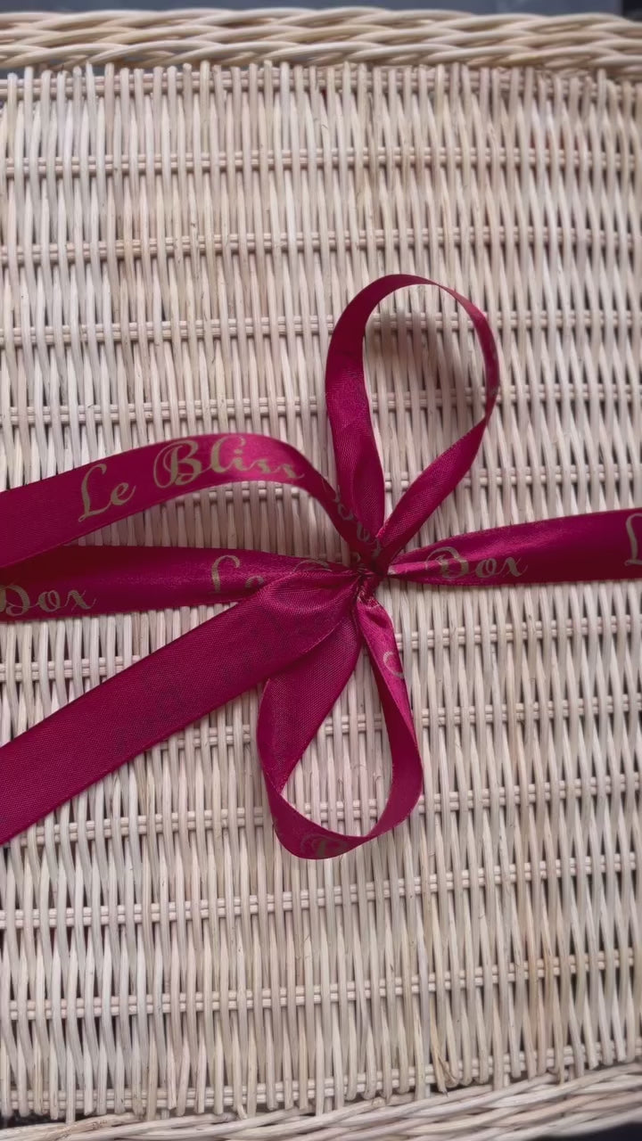 Wine hamper Jakarta elegan berisi buah segar dan wine dalam kotak rotan, cocok untuk hadiah eksklusif dengan pengiriman ke seluruh wilayah Jakarta.