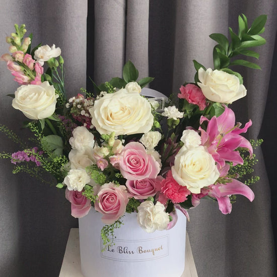 Pink White Blooming Bloombox dari Le Bliss Florist Surabaya – bunga pink dan putih dalam kotak mewah