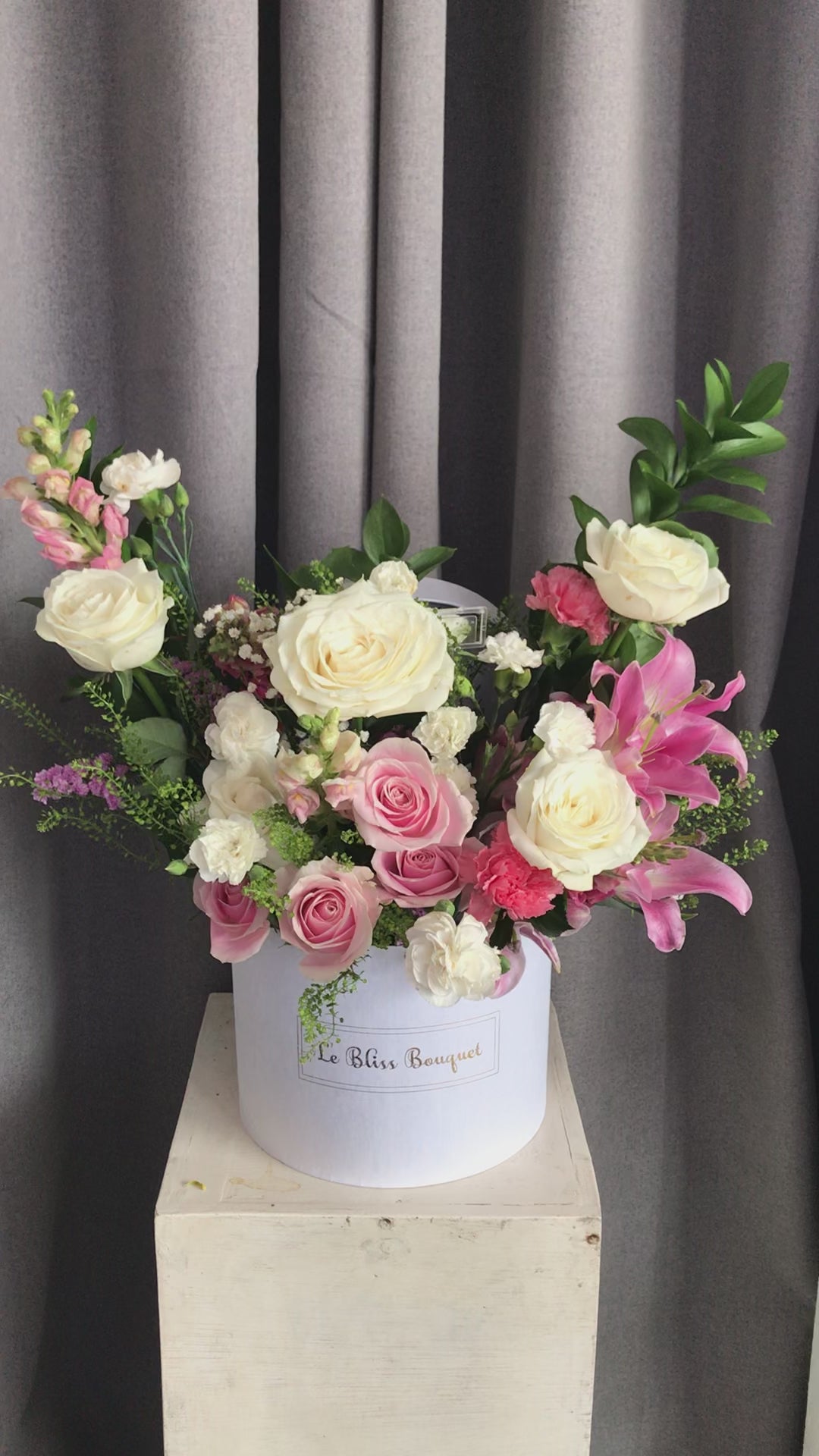 Pink White Blooming Bloombox dari Le Bliss Florist Surabaya – bunga pink dan putih dalam kotak mewah