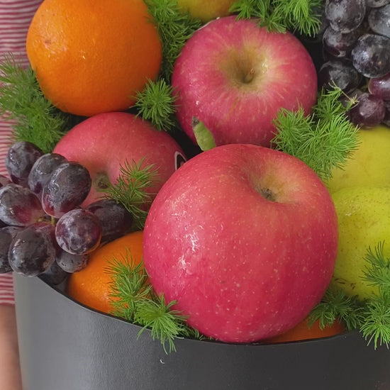 Parcel buah kekinian BloomBox dari Le Bliss Bouquet, berisi buah premium segar, tersedia untuk pengiriman cepat hari yang sama.