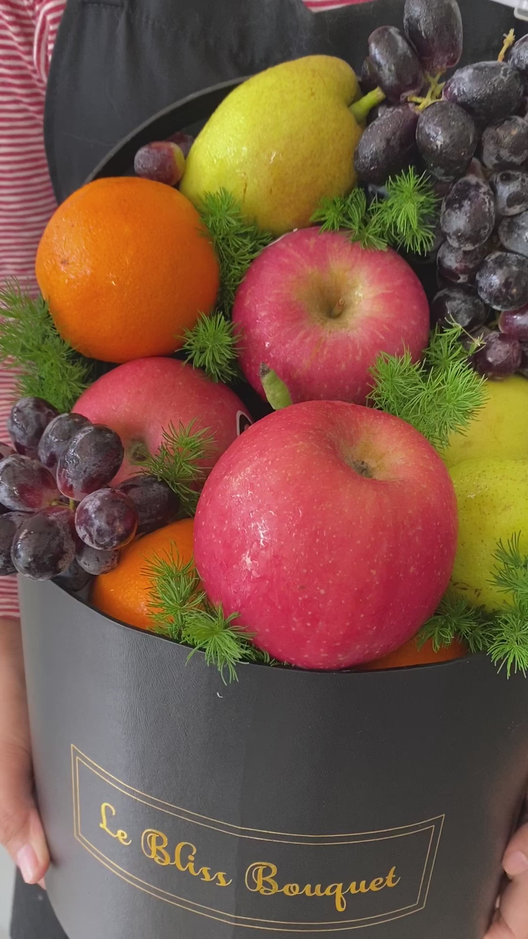 Parcel buah kekinian BloomBox dari Le Bliss Bouquet, berisi buah premium segar, tersedia untuk pengiriman cepat hari yang sama.
