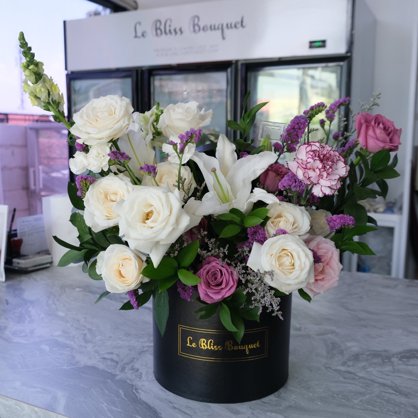 rangkaian bunga lily, mawar, carnation di dalam box hitam premium by Le Bliss Bouquet. fresh flower delivery, florist surabaya, Toko Bunga surabaya, bunga meja surabaya.