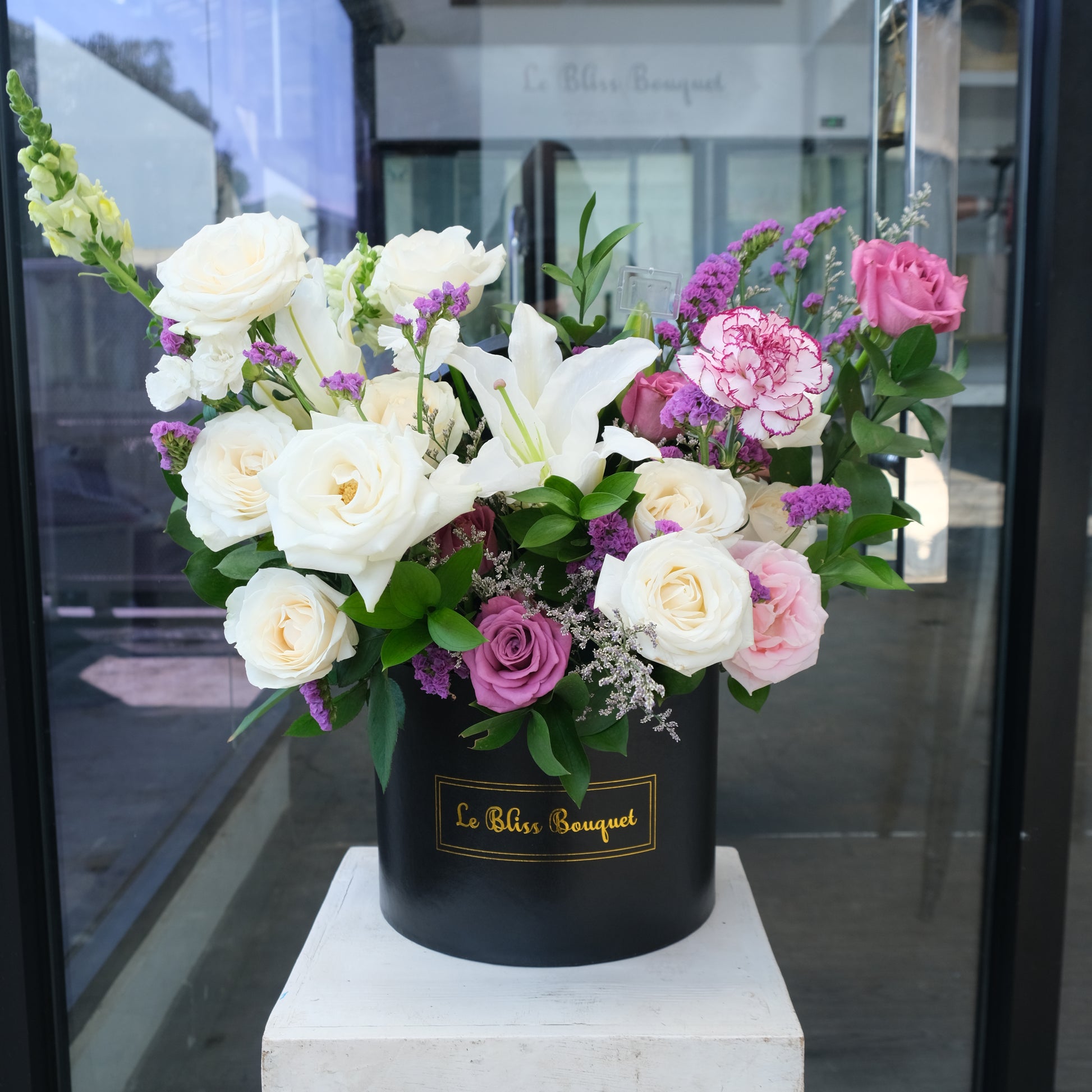rangkaian bunga lily putih, mawar ungu, carnation ungu di dalam box hitam premium by Le Bliss Bouquet. fresh flower delivery, florist surabaya, Toko Bunga surabaya, bloombox sidoarjo 