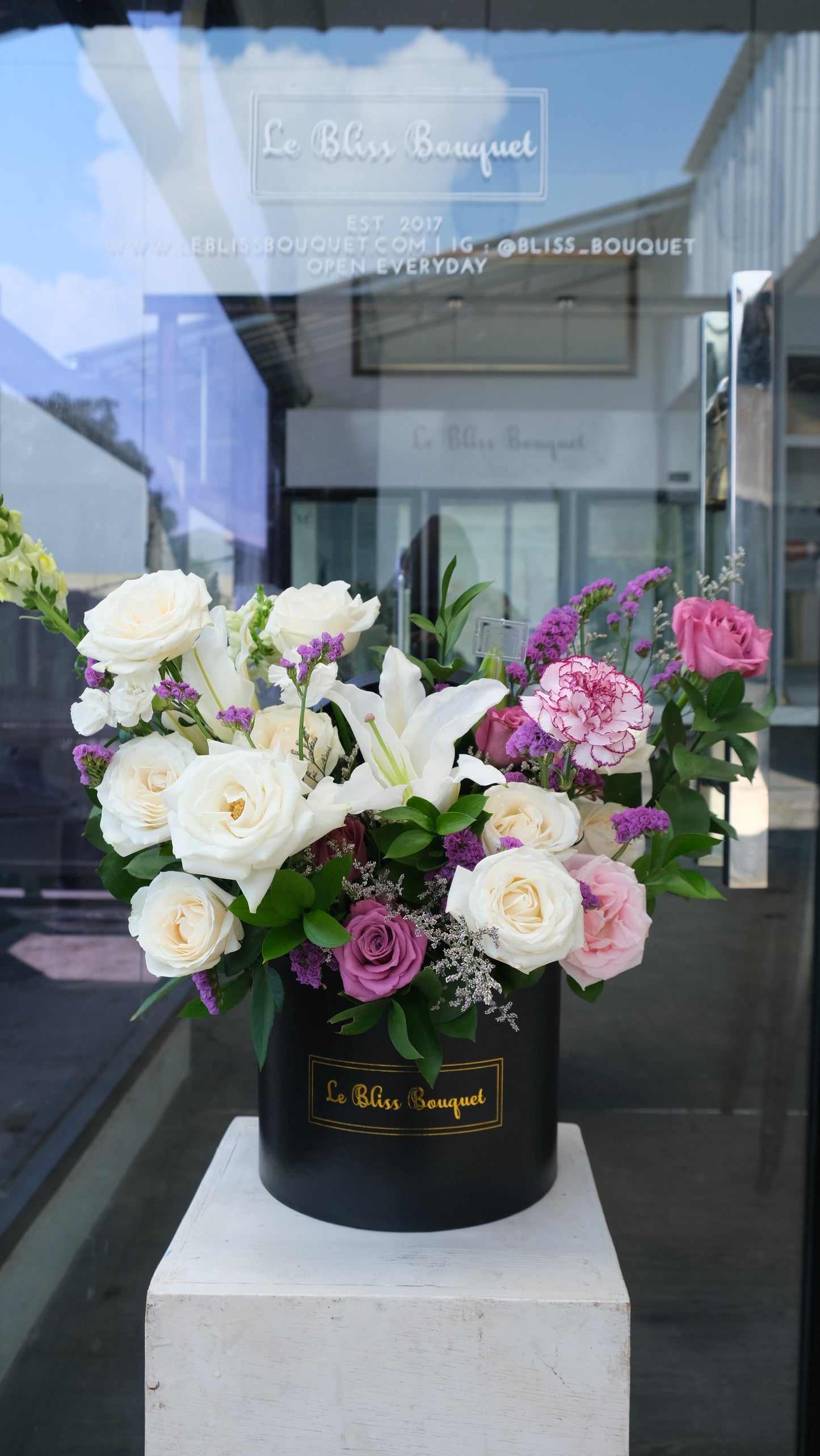 rangkaian bunga lily putih, mawar ungu, carnation ungu di dalam box hitam premium by Le Bliss Bouquet. fresh flower delivery, florist surabaya, Toko Bunga surabaya, bloombox sidoarjo Jawa timur