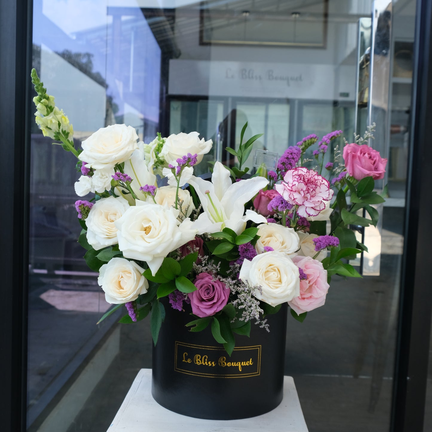 rangkaian bunga lily putih, mawar ungu, carnation ungu di dalam box hitam premium by Le Bliss Bouquet. fresh flower delivery, florist surabaya, Toko Bunga surabaya, bloombox surabaya