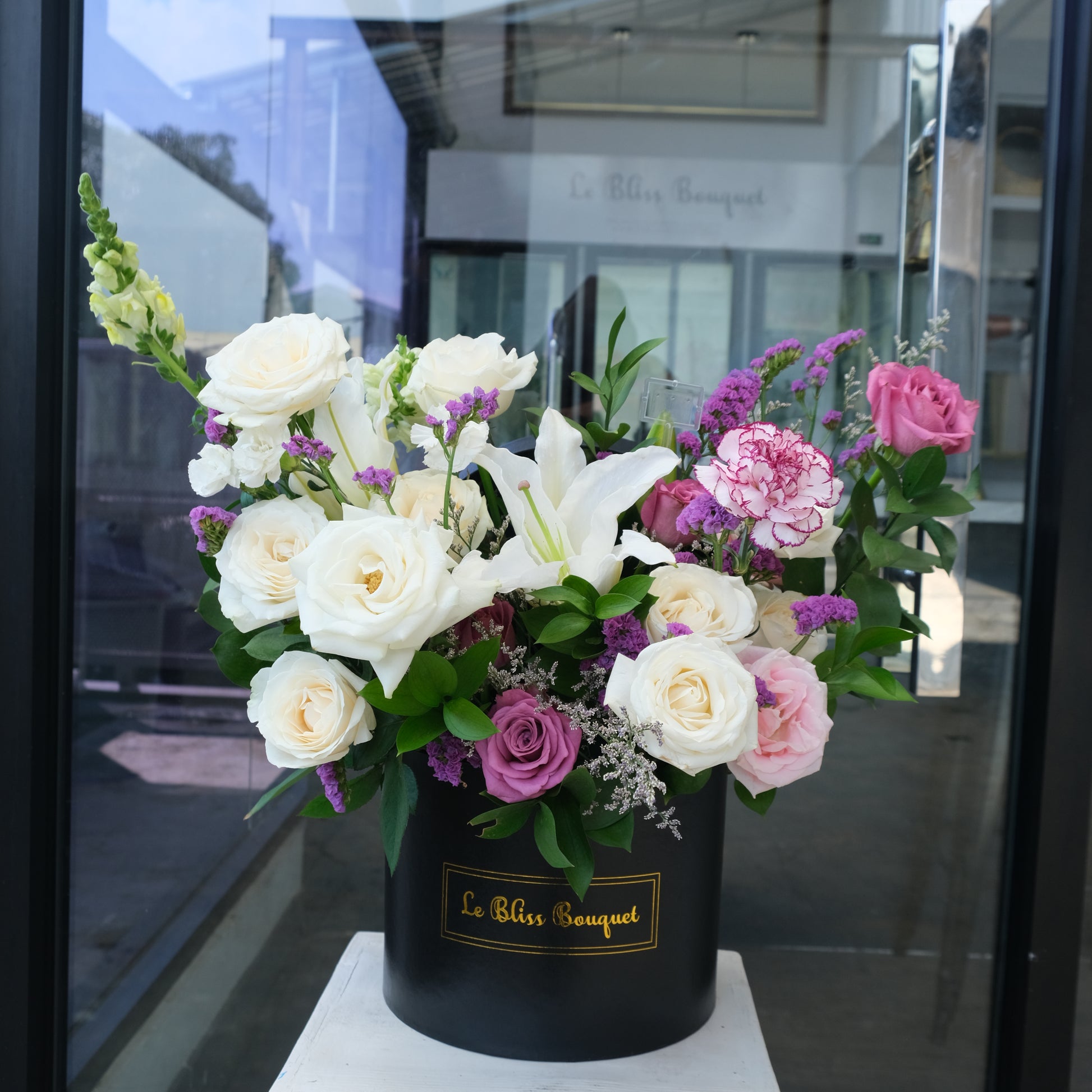 rangkaian bunga lily putih, mawar ungu, carnation ungu di dalam box hitam premium by Le Bliss Bouquet. fresh flower delivery, florist surabaya, Toko Bunga surabaya, bloombox surabaya