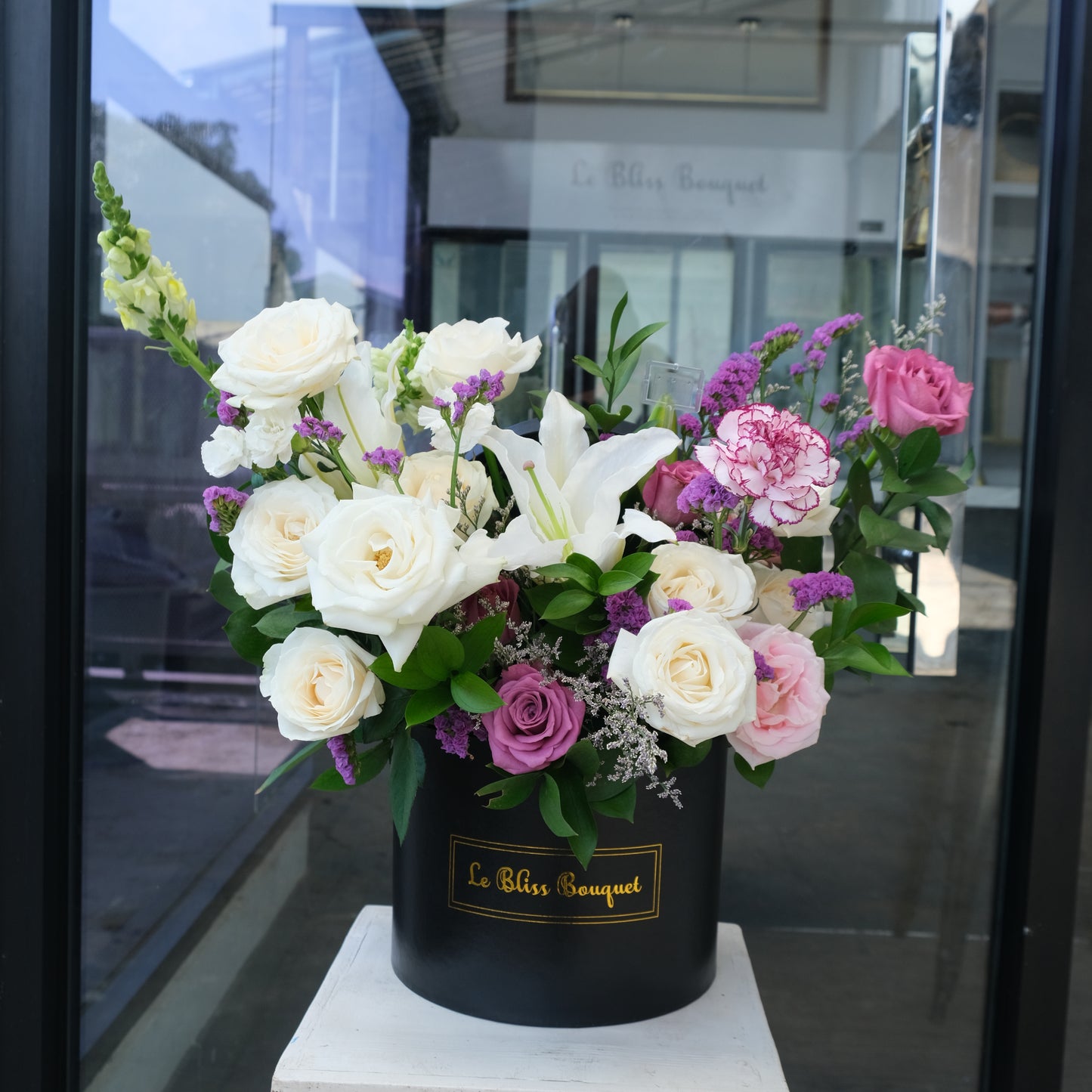 rangkaian bunga lily putih, mawar ungu, carnation ungu di dalam box hitam premium by Le Bliss Bouquet. fresh flower delivery, florist surabaya, Toko Bunga surabaya, bunga meja surabaya. bloombox surabaya