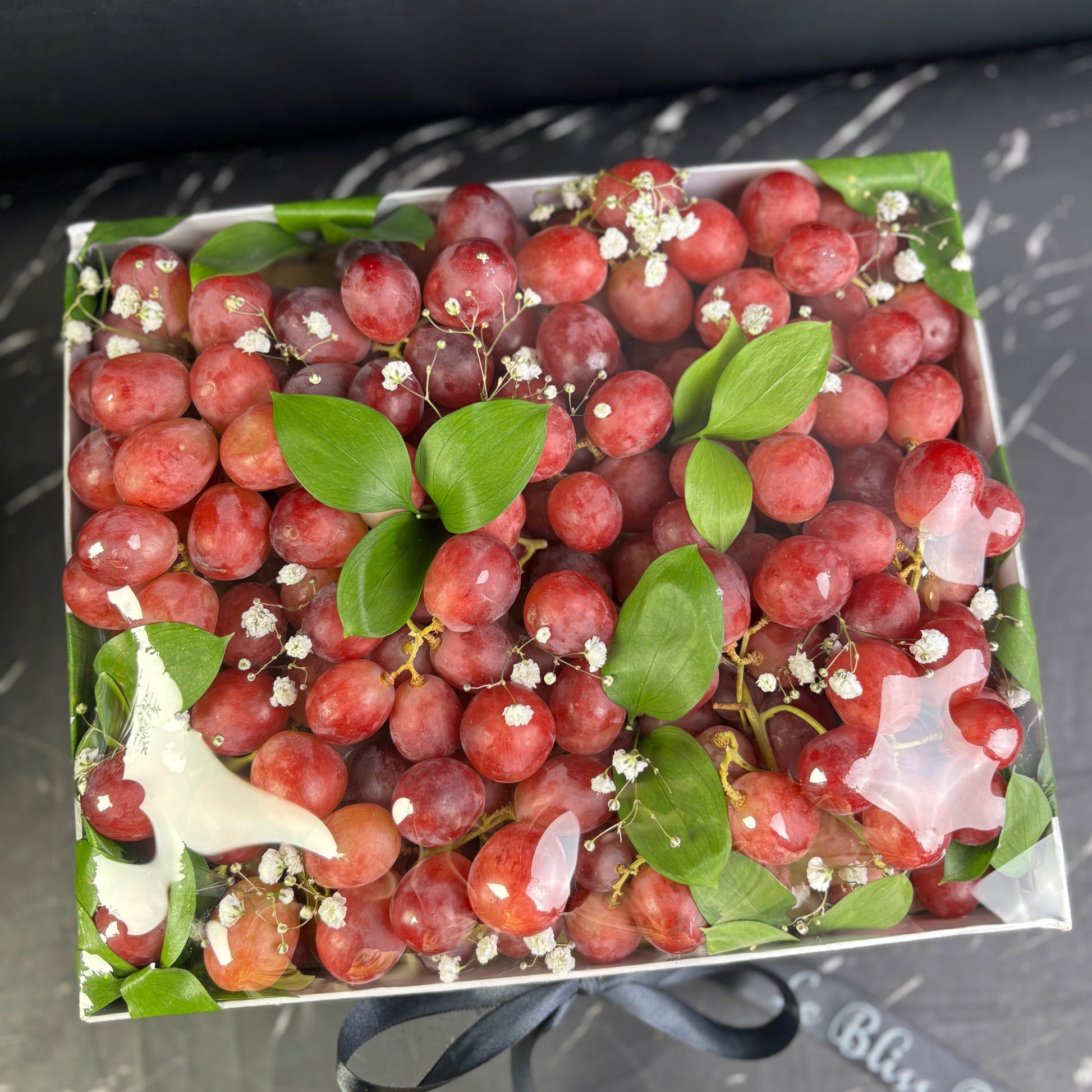 red globe grapes fruit box by Le Bliss Box topped with fresh flowers, parcel buah surabaya, parcel buah jakarta, hamper buah surabaya pengiriman cepat