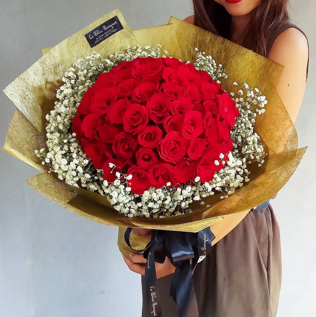 sexy red rose surrounded by babysbreath, a classic way to say I love you by le bliss bouquet florist cirebon, florist jakarta, florist surabaya