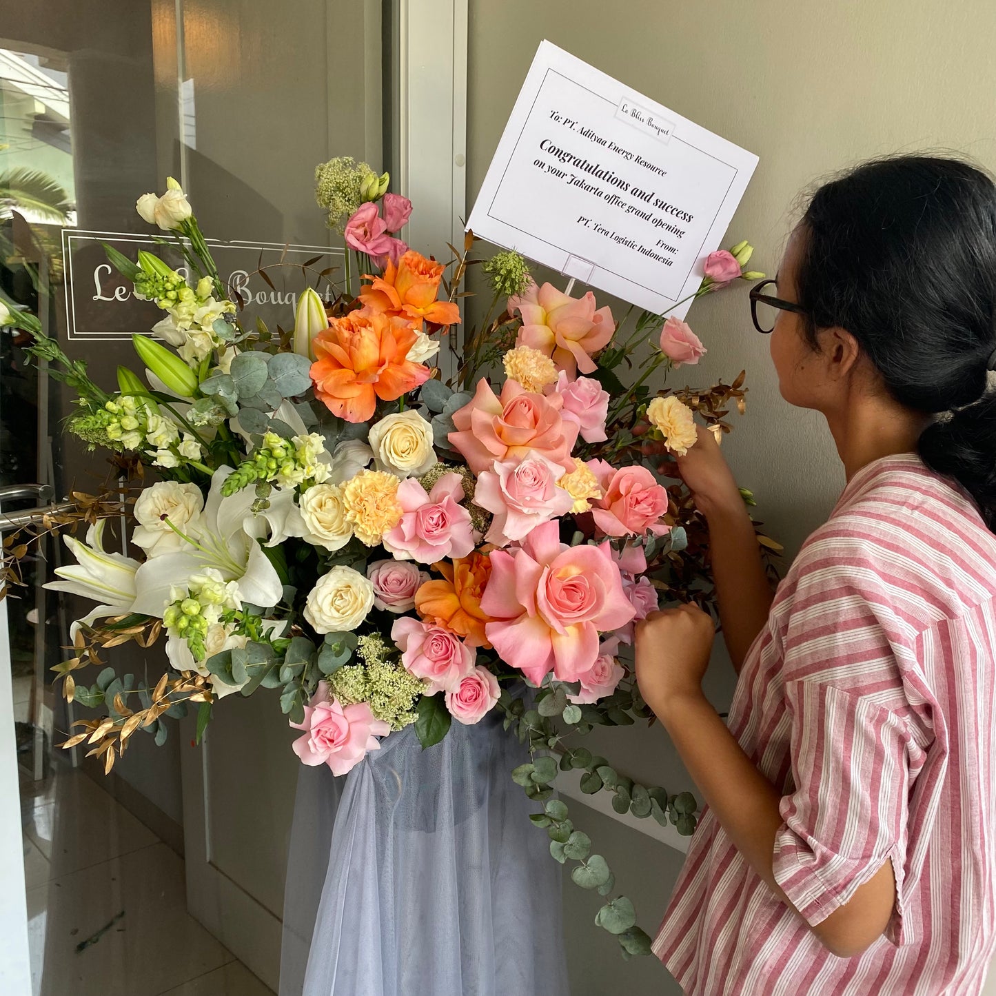 standing flower jakarta by le bliss bouquet