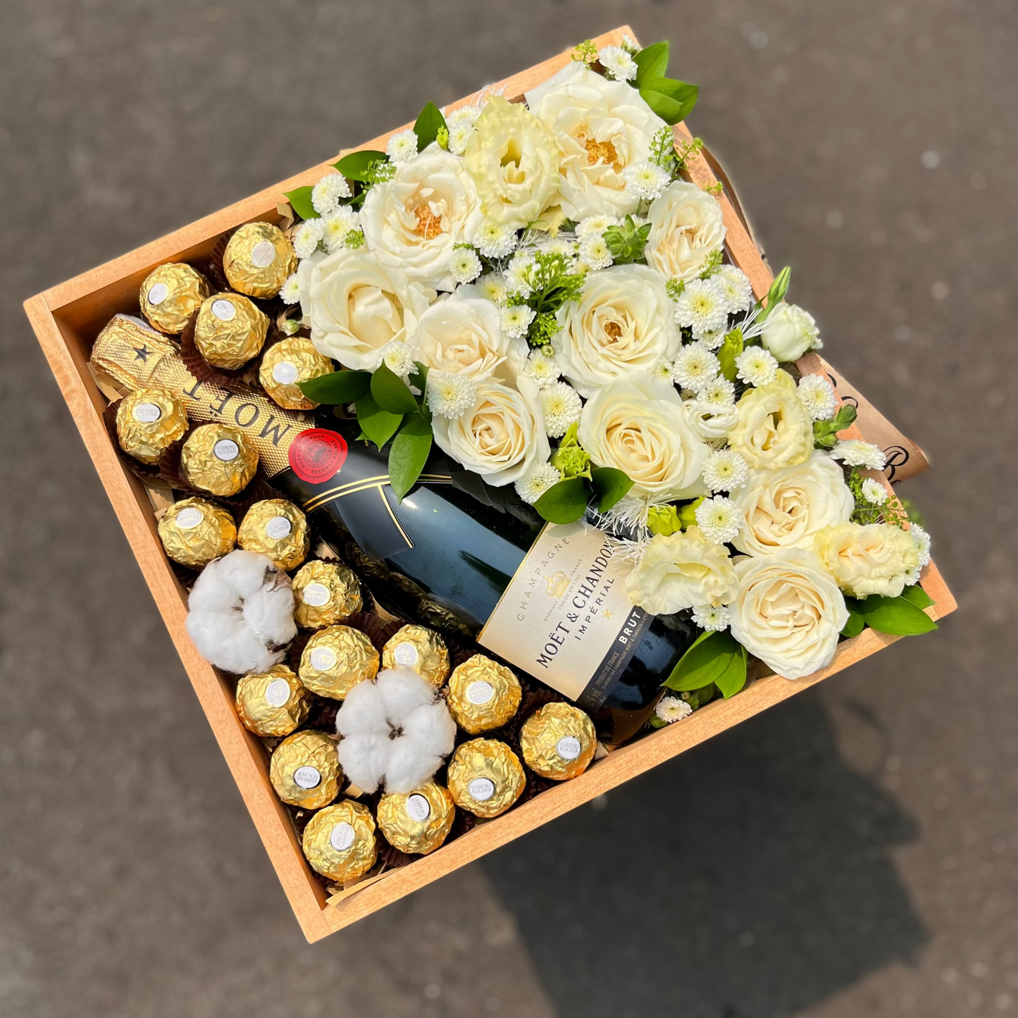 wine hamper jakarta, surabaya, champagne hamper jakarta. moet with fresh flower gift bo